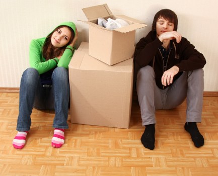 Careful furniture packing for an apartment move in Pondersend